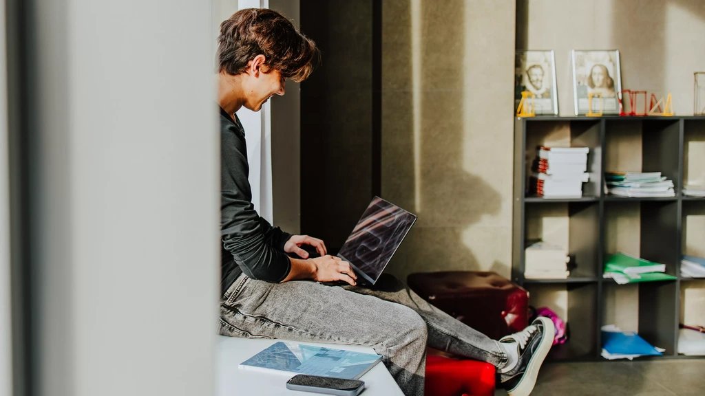 Laptop nodig voor school? De school moet zorgen dat ieder kind kan meedoen